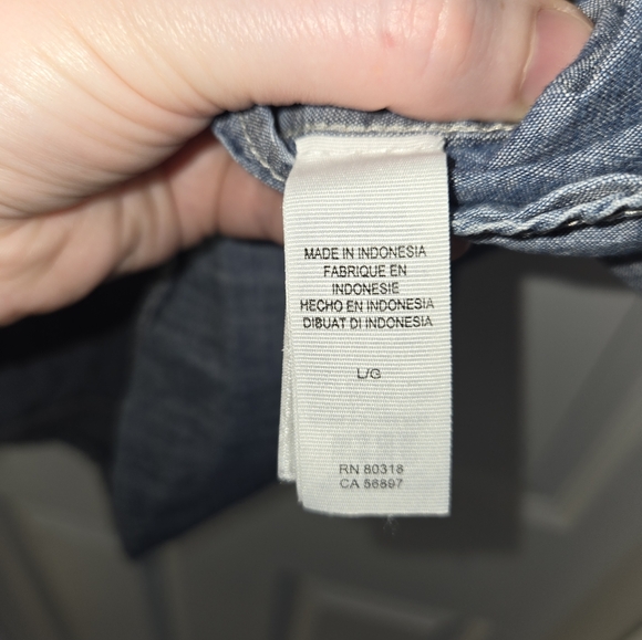 (L) Lucky chambray button up short sleeved top - Picture 4 of 6